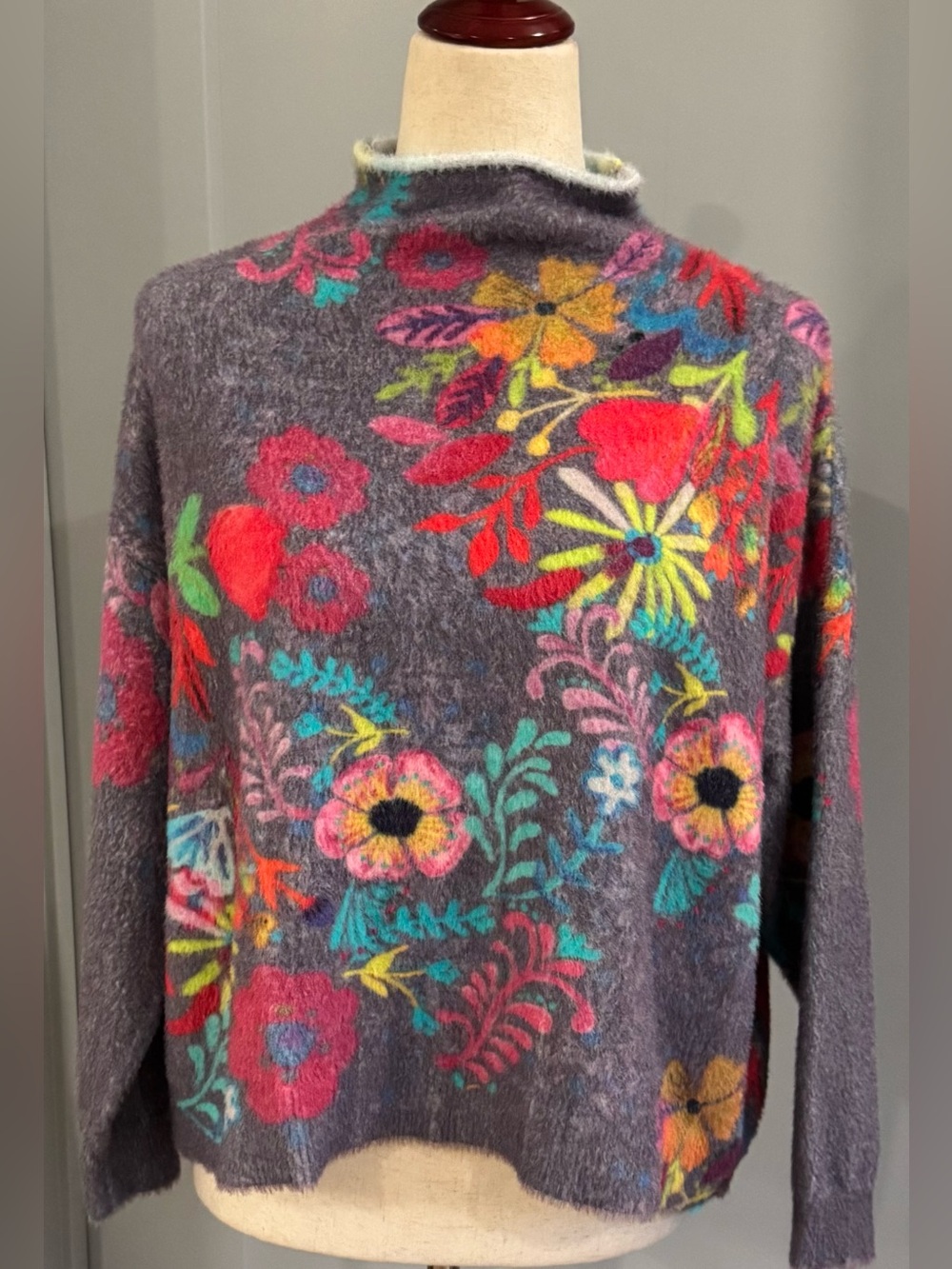 NATURAL LIFE  NWOT Cashmere Like Fuzzy  Bright Floral Print Sweater - Picture 5 of 8